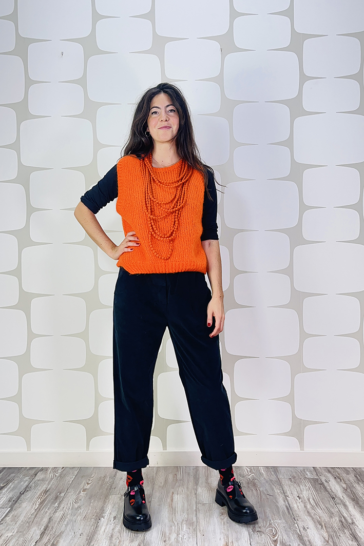 outfit con Maglione Sparkling arancio, Pantalone Luther nero e collana beans arancio