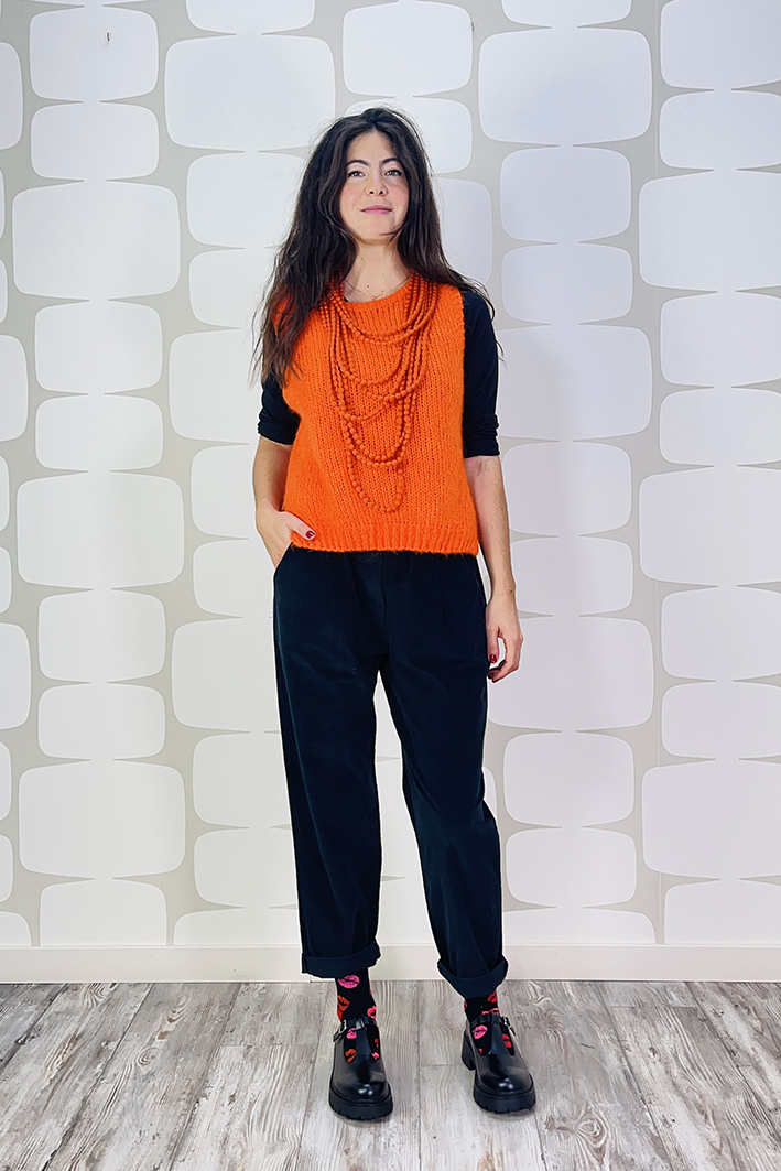 outfit con Maglione Sparkling arancio, Pantalone Luther nero e collana beans arancio