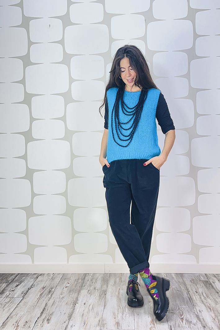 outfit con Maglione Sparkling azzurro, Pantalone Luther nero e collana beans nero