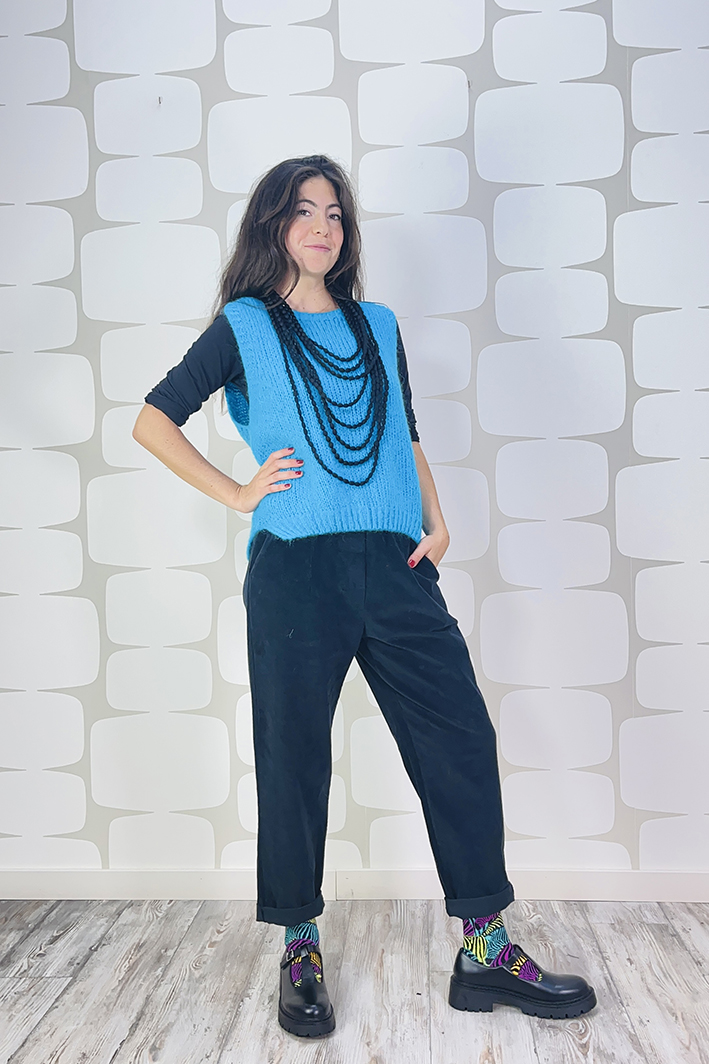 outfit con Maglione Sparkling azzurro, Pantalone Luther nero e collana beans nero