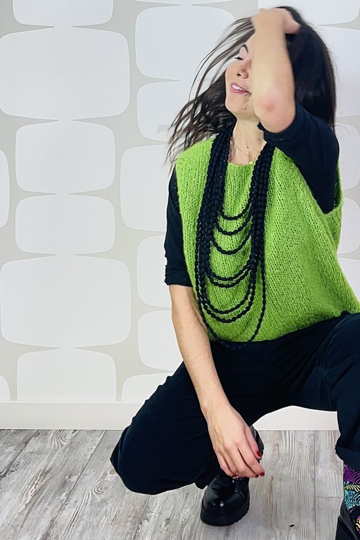 outfit con Maglione Sparkling verde, Pantalone Luther nero e collana beans nero