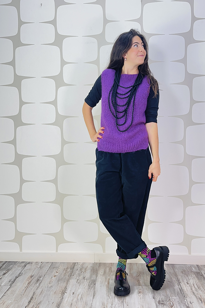 outfit con Maglione Sparkling viola, Pantalone Luther nero e collana beans nero