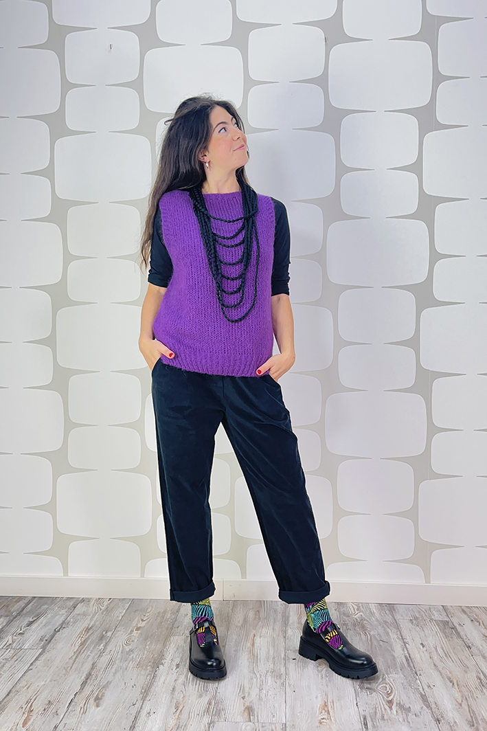 outfit con Maglione Sparkling viola, Pantalone Luther nero e collana beans nero