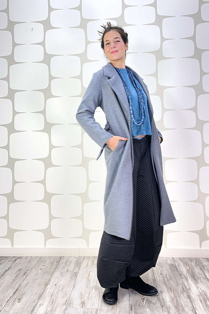 outfit con Cappotto Brilka grigio, Maglia Spawn azzurro, pantalone Briques sartoriale tessuto D1 e borsa Toraian grigia