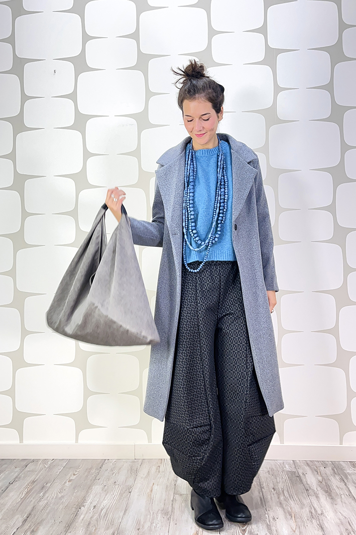 outfit con Cappotto Brilka grigio, Maglia Spawn azzurro, pantalone Briques sartoriale tessuto D1 e borsa Toraian grigia