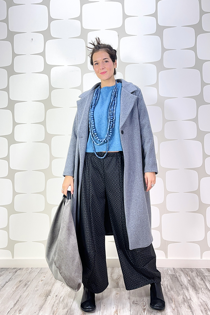 outfit con Cappotto Brilka grigio, Maglia Spawn azzurro, pantalone Briques sartoriale tessuto D1 e borsa Toraian grigia