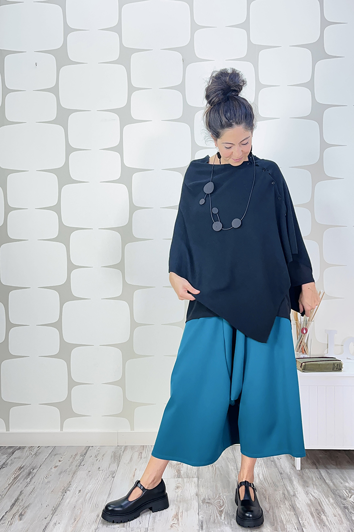 outfit Maglia Lory nera, Pantalone Stasia sartoriale petrolio e cardigan poncho Huda nero