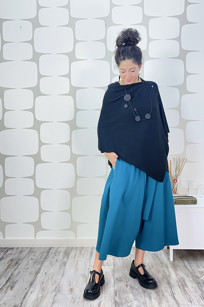 outfit Maglia Lory nera, Pantalone Stasia sartoriale petrolio e cardigan poncho Huda nero