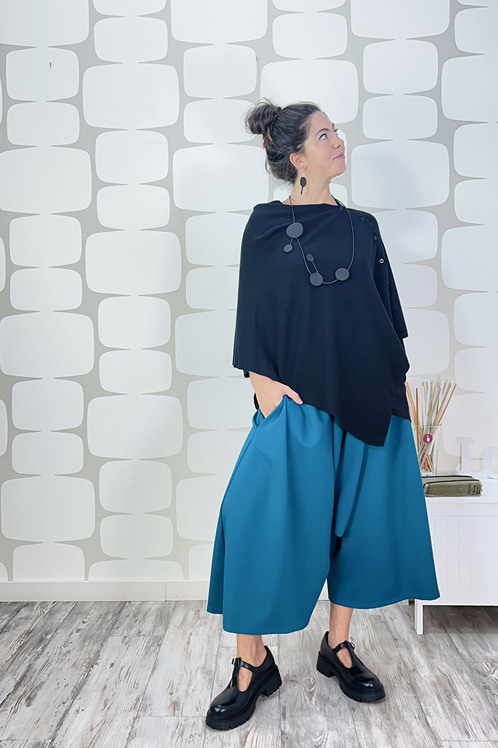 outfit Maglia Lory nera, Pantalone Stasia sartoriale petrolio e cardigan poncho Huda nero