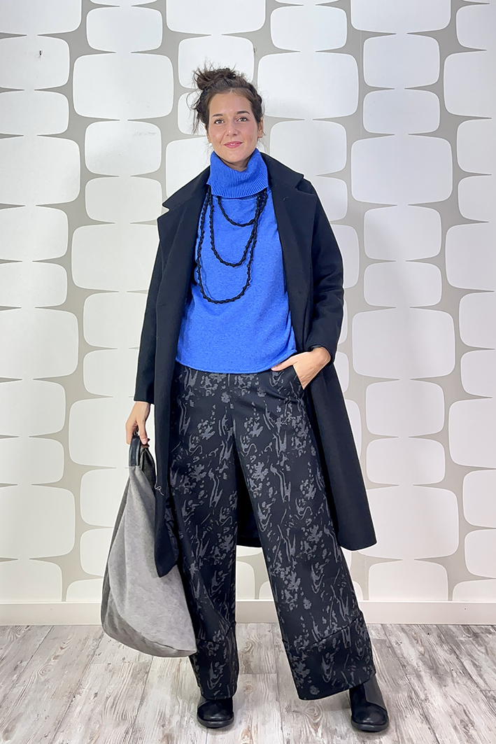 outfit con Cappotto Brilka nero, Maglia Thea azzurro, Pantalone Verbania sartoriale e borsa toraian grigio