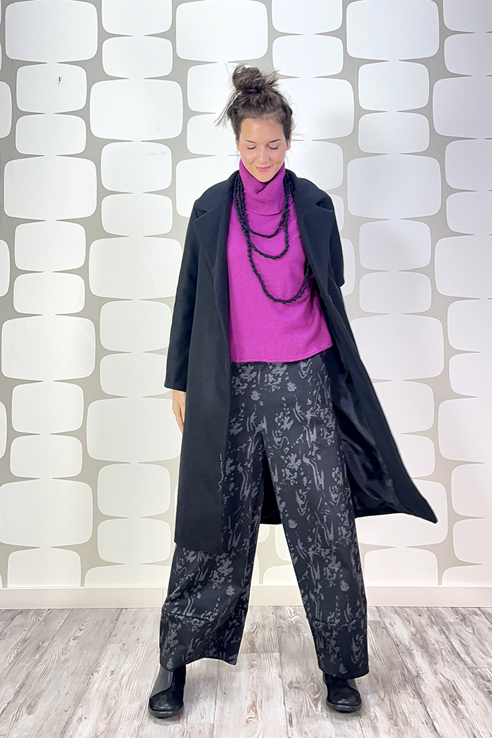 outfit con Cappotto Brilka nero, Maglia Thea magenta, Pantalone Verbania sartoriale e borsa toraian grigio