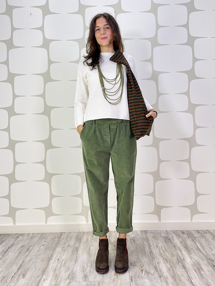 outfit con Maglia Wesley bianca, Pantalone Luther verde e borsa turnica fango verde sartoriale