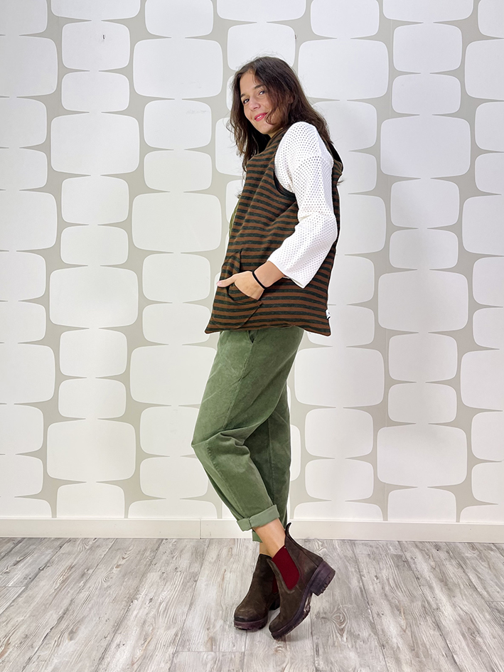 outfit con Maglia Wesley bianca, Pantalone Luther verde e borsa turnica fango verde sartoriale