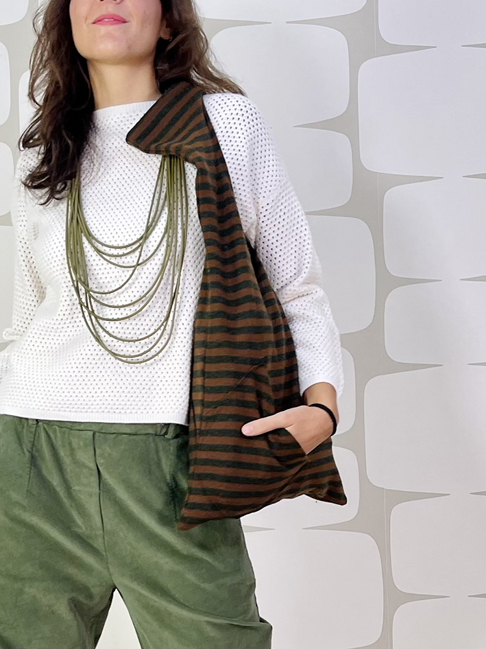 outfit con Maglia Wesley bianca, Pantalone Luther verde e borsa turnica fango verde sartoriale