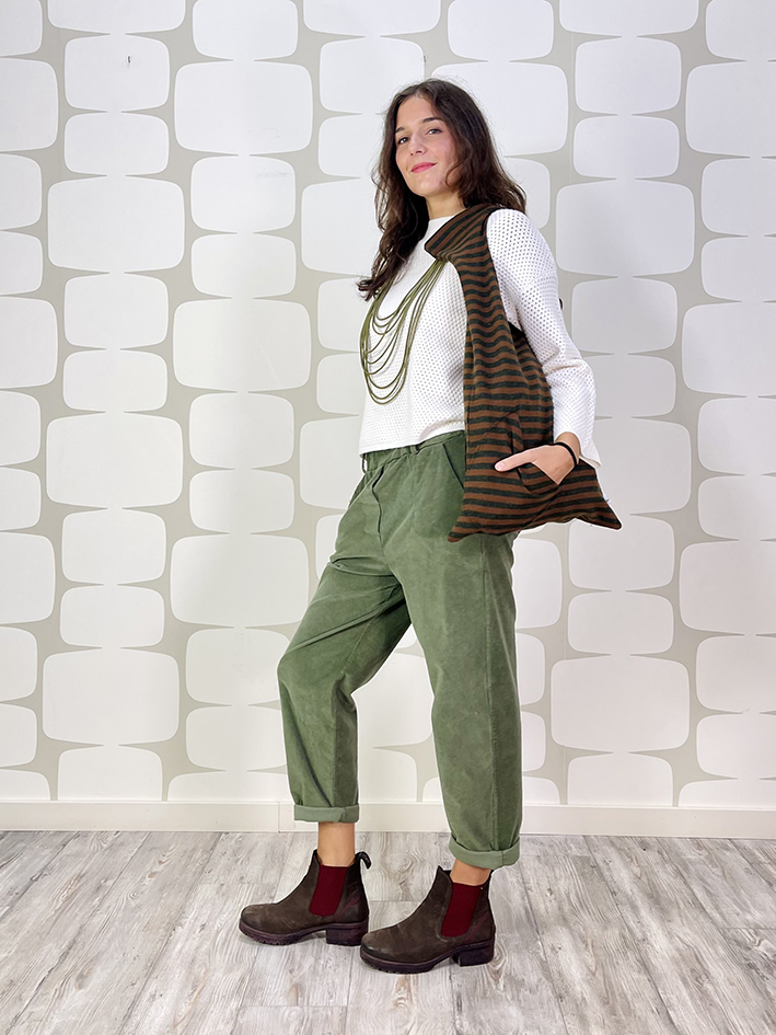 outfit con Maglia Wesley bianca, Pantalone Luther verde e borsa turnica fango verde sartoriale