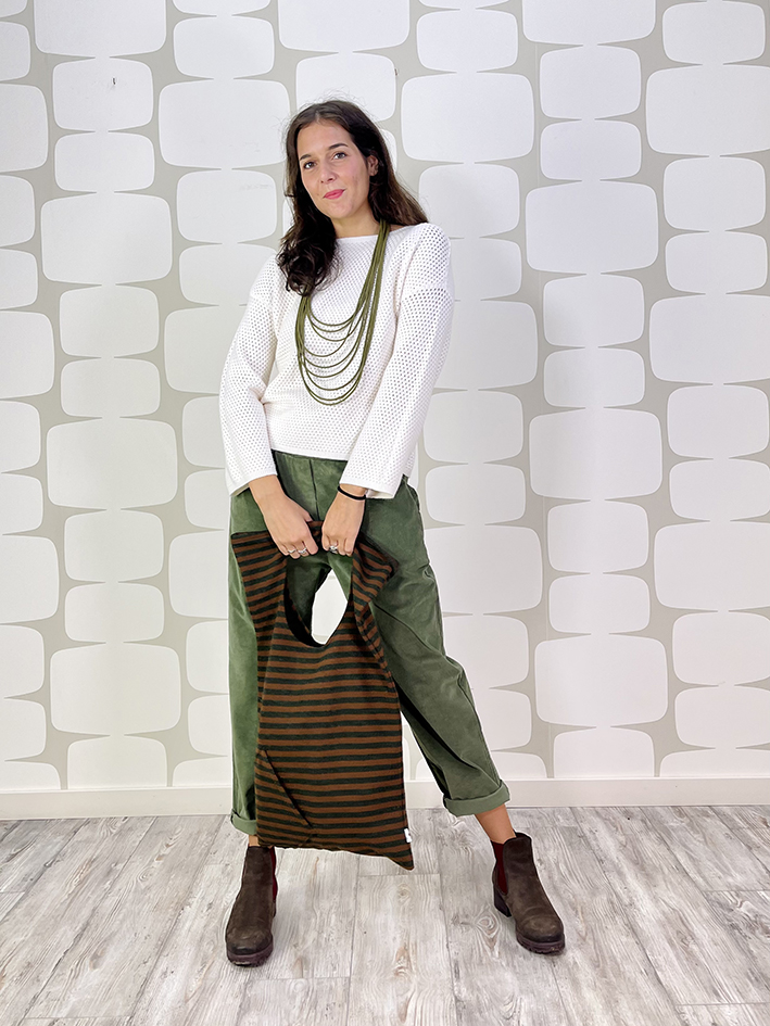 outfit con Maglia Wesley bianca, Pantalone Luther verde e borsa turnica fango verde sartoriale