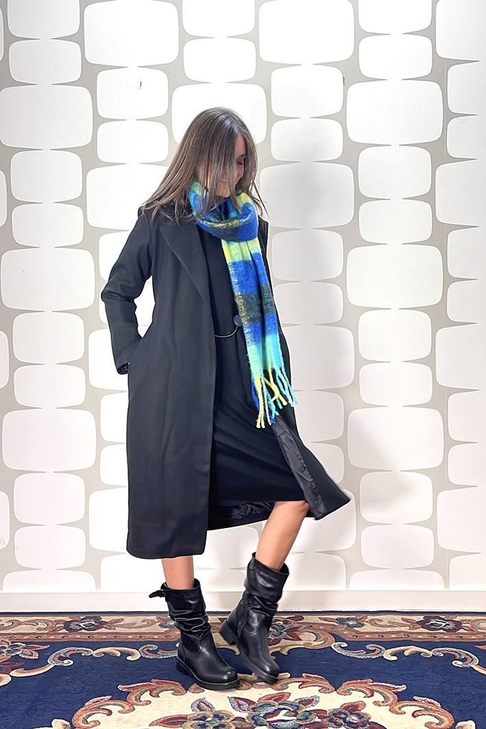 outfit con Abito Virginie nero, cappotto brilka nero, sciarpa koko - fabbrica di giuggiole