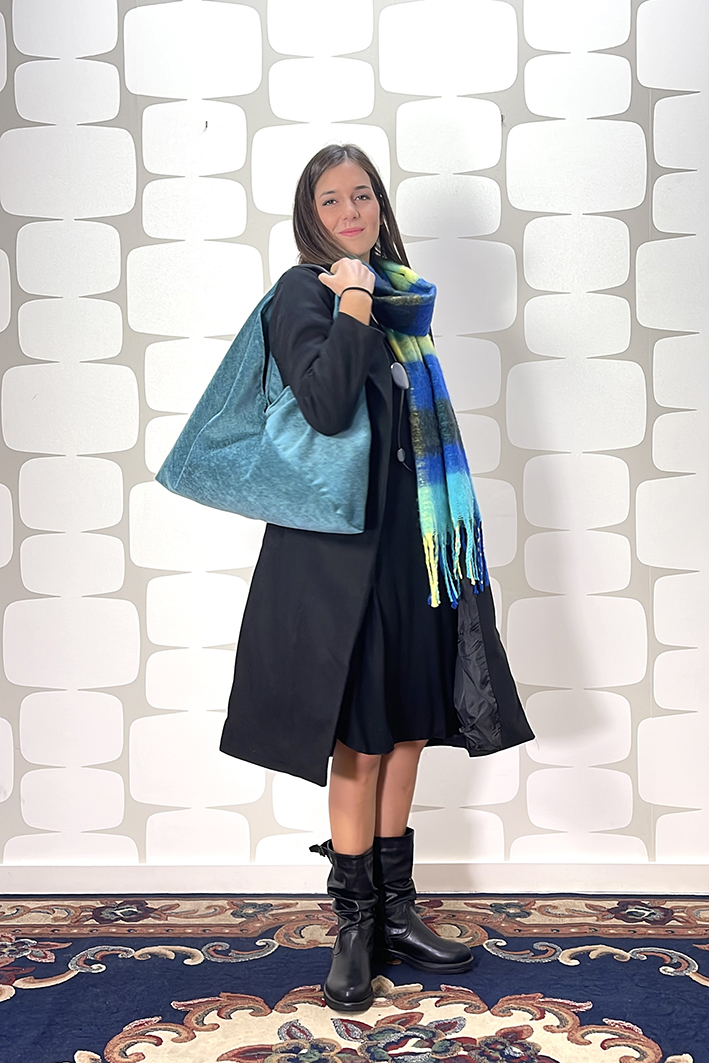 outfit con Abito Virginie nero, cappotto brilka nero, sciarpa koko - fabbrica di giuggiole