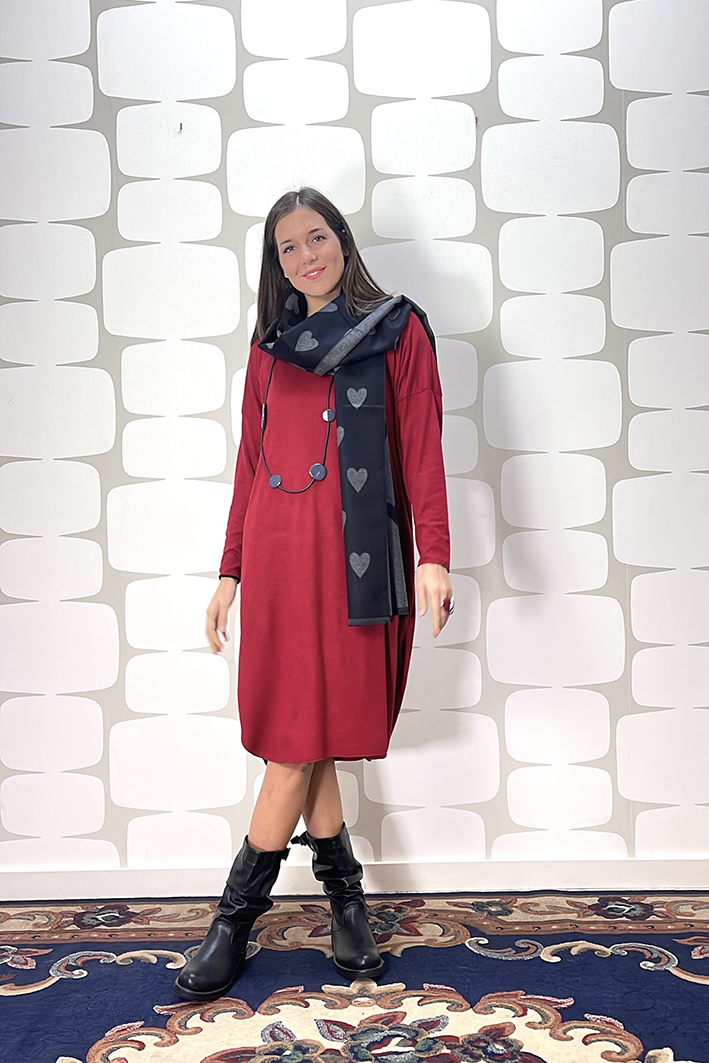 outfit con Abito Virginie rosso, cappotto brilka nero, sciarpa koko - fabbrica di giuggiole