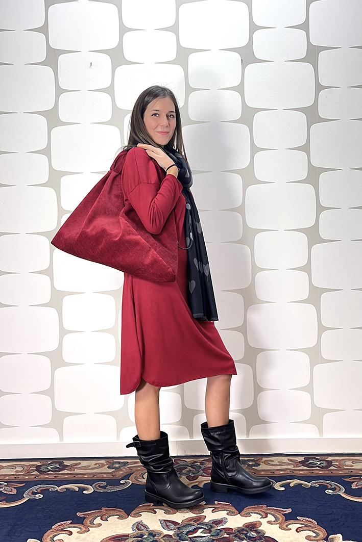 outfit con Abito Virginie rosso, cappotto brilka nero, sciarpa koko - fabbrica di giuggiole