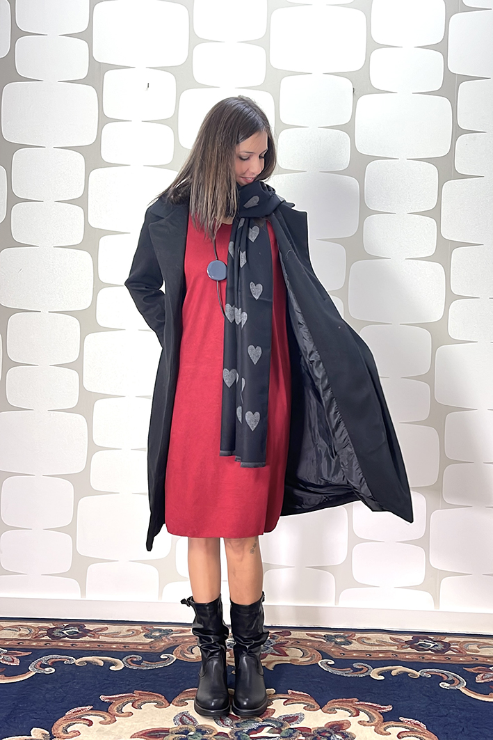 outfit con Abito Virginie rosso, cappotto brilka nero, sciarpa koko - fabbrica di giuggiole