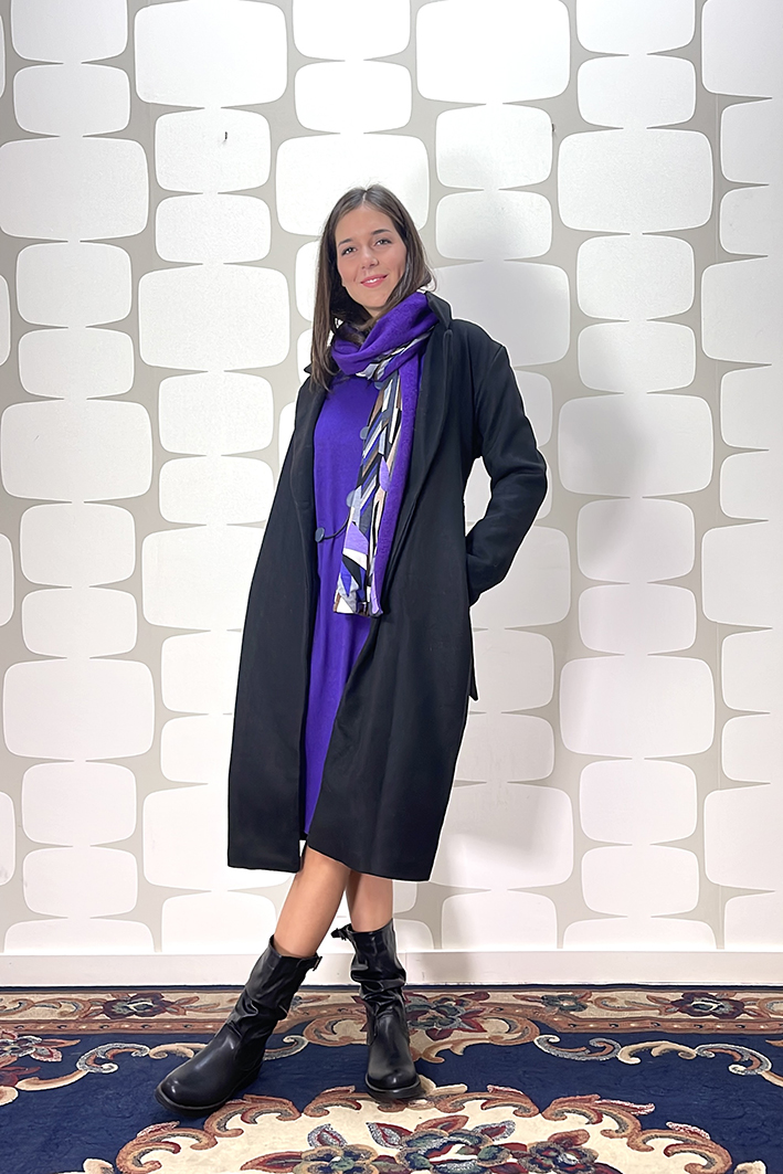 outfit con Abito Virginie viola, cappotto brilka nero, sciarpa koko - fabbrica di giuggiole