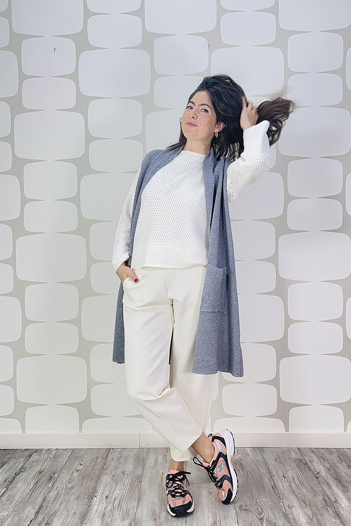 outfit con Maglia Wesley panna, Pantalone Luther panna, Gilet Lucas grigio