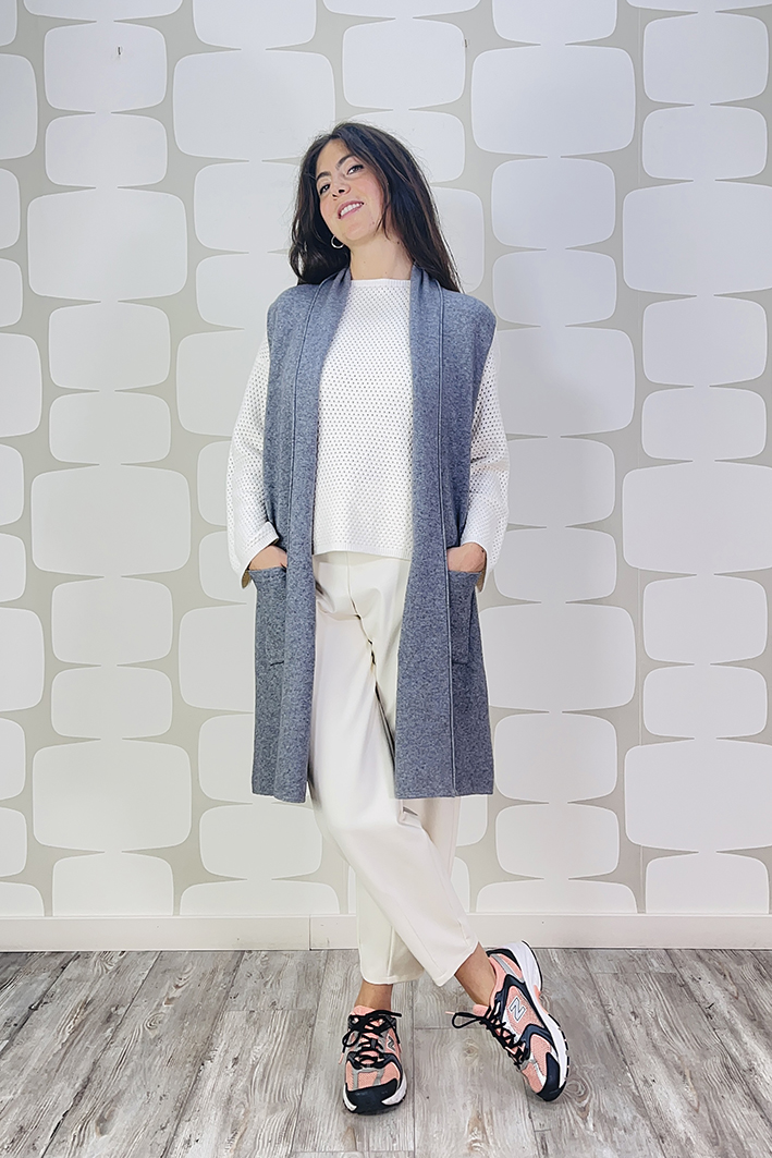 outfit con Maglia Wesley panna, Pantalone Luther panna, Gilet Lucas grigio