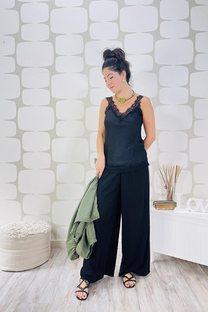 outfit con Blusa Gumble verde, Canotta Bresle nera e Maxi Palazzo in cotone sartoriale nero