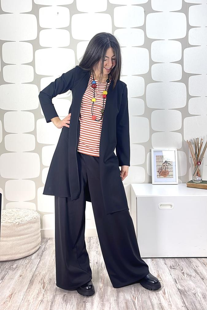 outfit con Soprabito Caroline sartoriale nero, Pantalone Monaco sartoriale nero e maglia basica a righe a manica corta sartoriale coccio panna