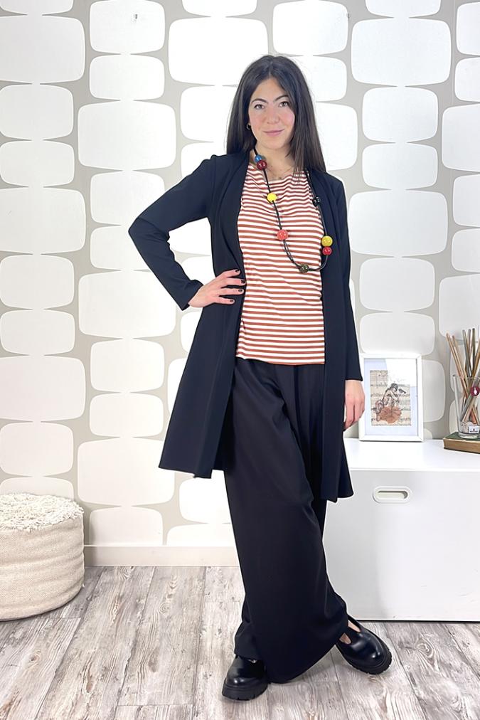 outfit con Soprabito Caroline sartoriale nero, Pantalone Monaco sartoriale nero e maglia basica a righe a manica corta sartoriale coccio panna