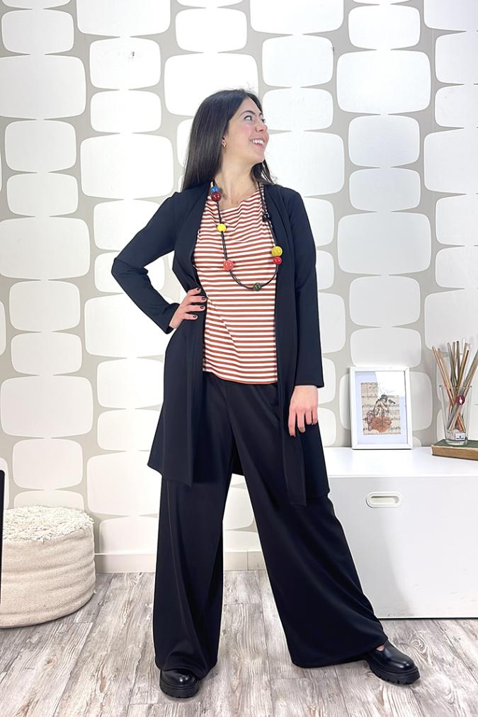 outfit con Soprabito Caroline sartoriale nero, Pantalone Monaco sartoriale nero e maglia basica a righe a manica corta sartoriale coccio panna