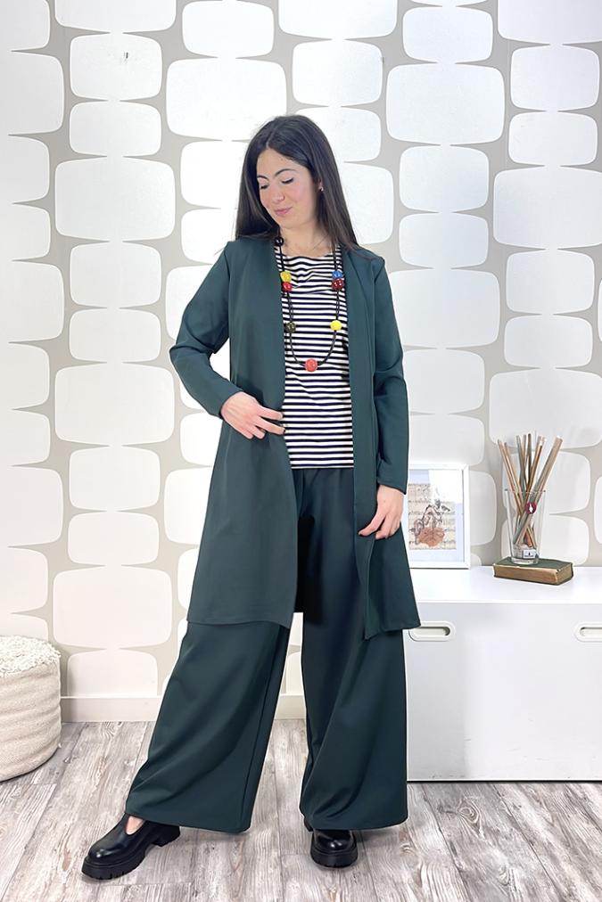 outfit con Soprabito Caroline sartoriale verde scuro, Pantalone Monaco sartoriale verde scuro e maglia basica a righe a manica corta sartoriale verde panna