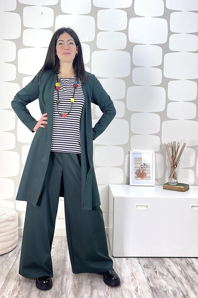 outfit con Soprabito Caroline sartoriale verde scuro, Pantalone Monaco sartoriale verde scuro e maglia basica a righe a manica corta sartoriale verde panna