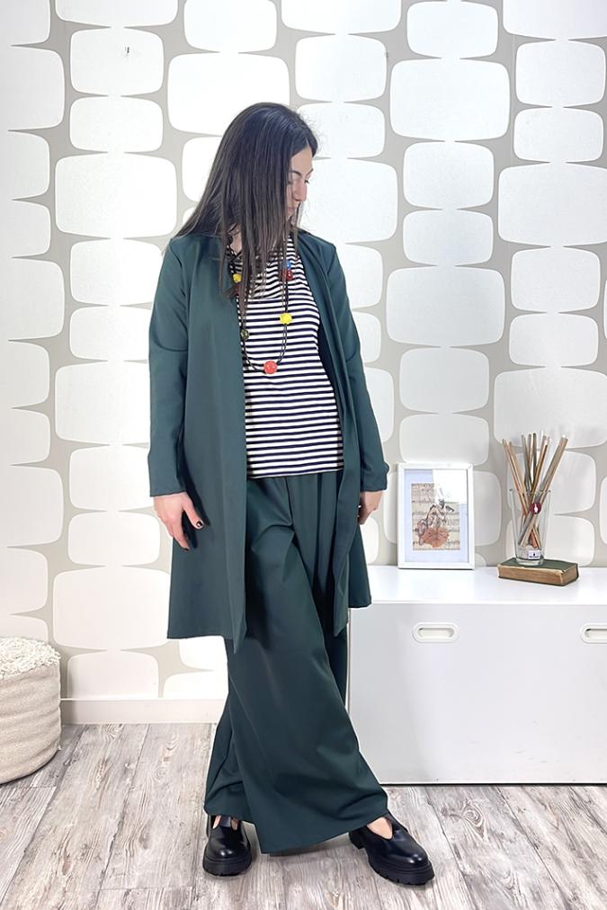 outfit con Soprabito Caroline sartoriale verde scuro, Pantalone Monaco sartoriale verde scuro e maglia basica a righe a manica corta sartoriale verde panna