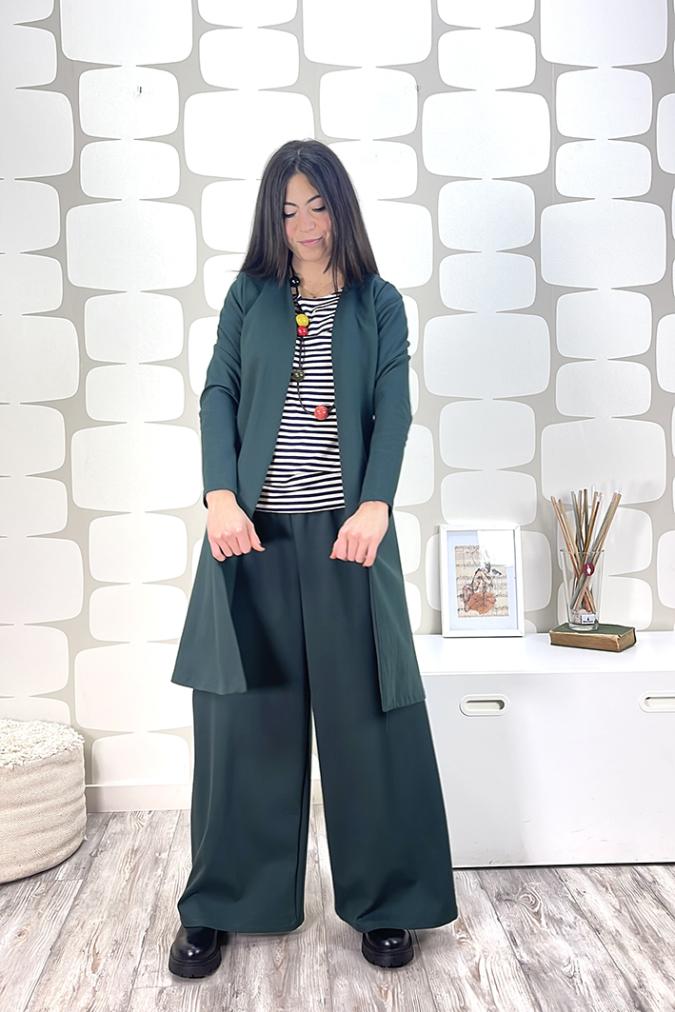 outfit con Soprabito Caroline sartoriale verde scuro, Pantalone Monaco sartoriale verde scuro e maglia basica a righe a manica corta sartoriale verde panna