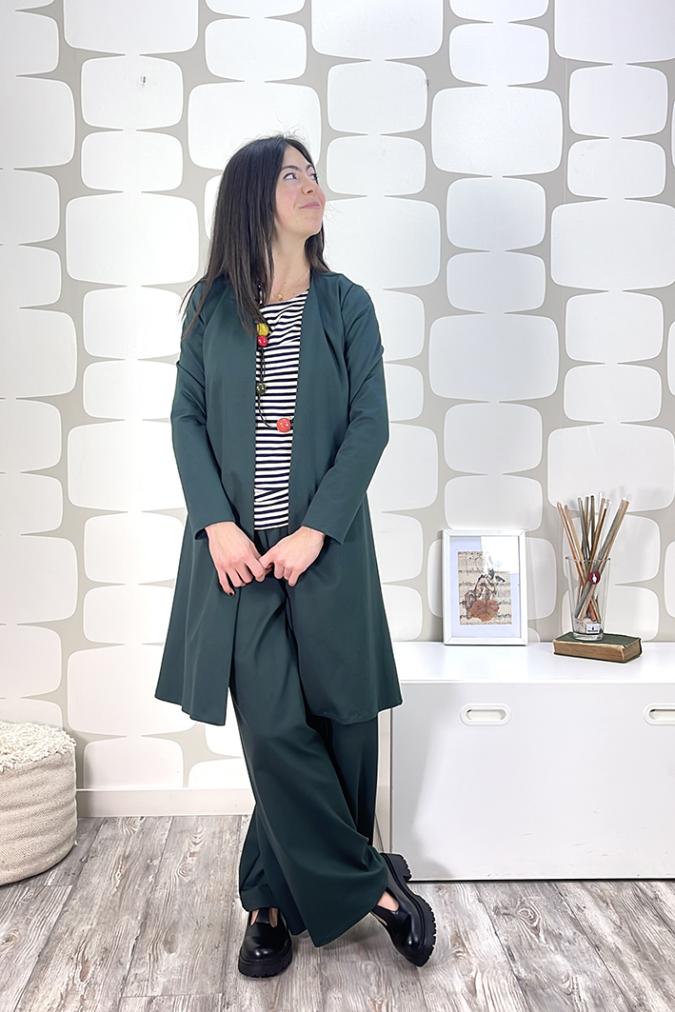 outfit con Soprabito Caroline sartoriale verde scuro, Pantalone Monaco sartoriale verde scuro e maglia basica a righe a manica corta sartoriale verde panna