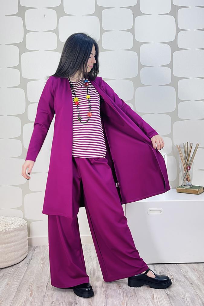 outfit con Soprabito Caroline sartoriale amarena, Pantalone Monaco sartoriale amarena e maglia basica a righe a manica corta sartoriale magenta panna