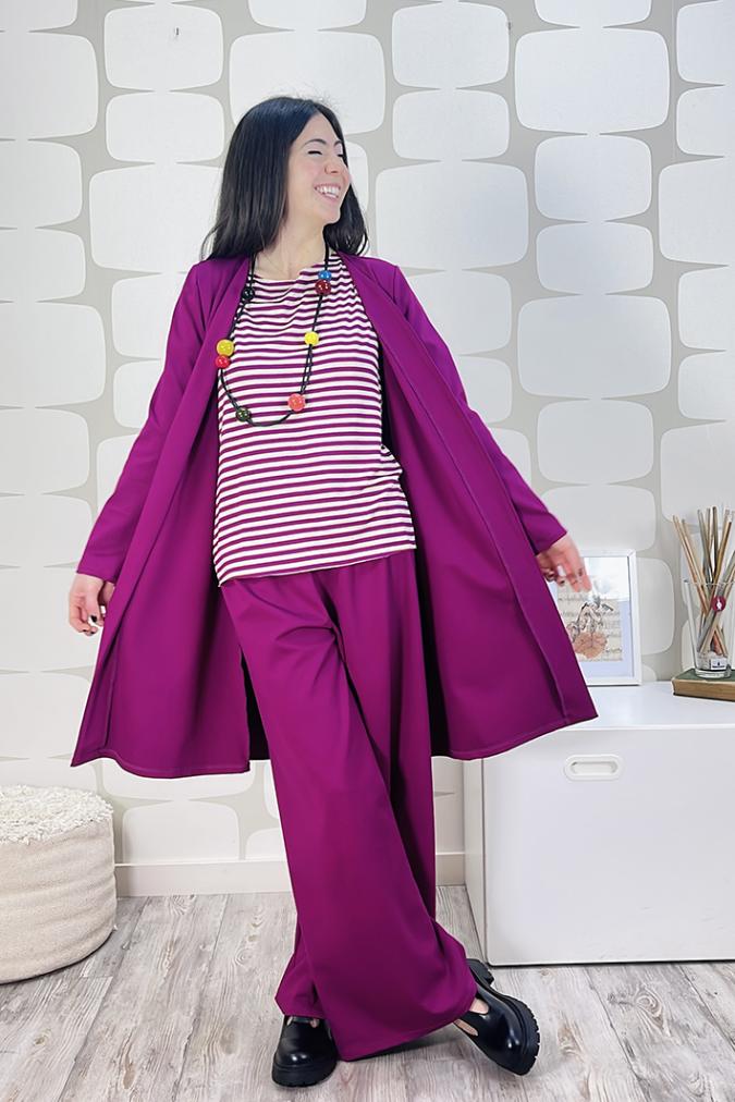 outfit con Soprabito Caroline sartoriale amarena, Pantalone Monaco sartoriale amarena e maglia basica a righe a manica corta sartoriale magenta panna