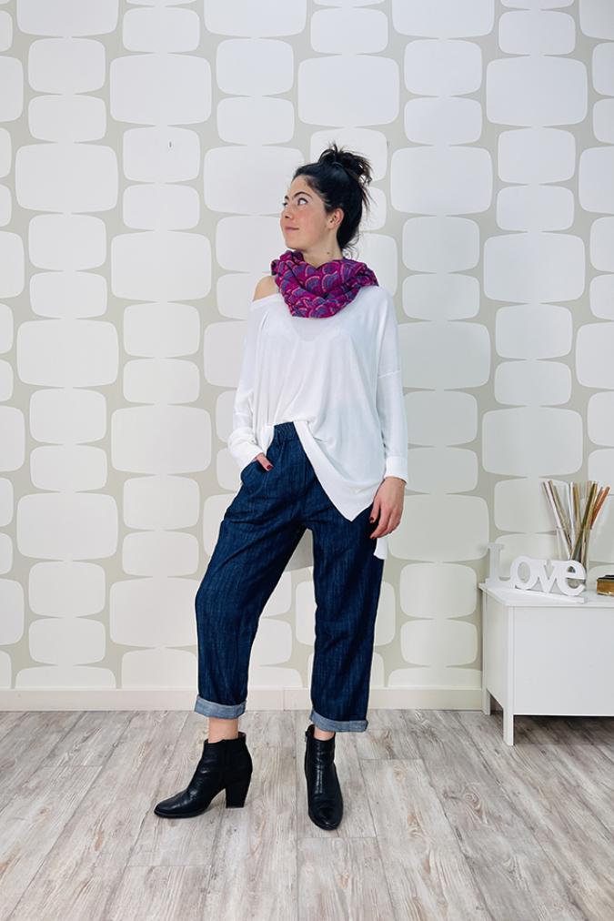 Outfit regular e curvy con maglia margit bianca, jeans floki e sciarpina ventagli fucsia