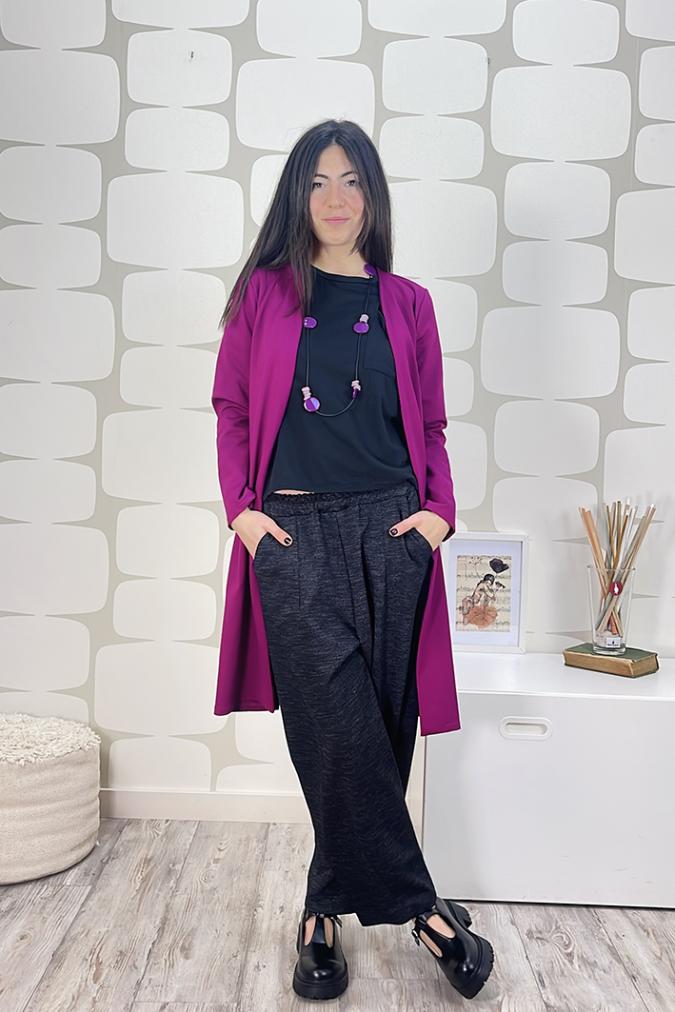 outfit con Soprabito Caroline sartoriale amarena, maglia beatrice nera e Pantalone Fox sartoriale