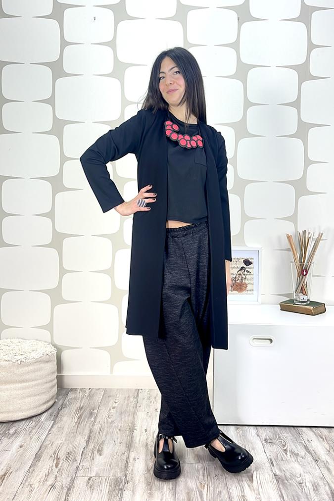 outfit con Soprabito Caroline sartoriale nero, maglia beatrice nera e Pantalone Fox sartoriale