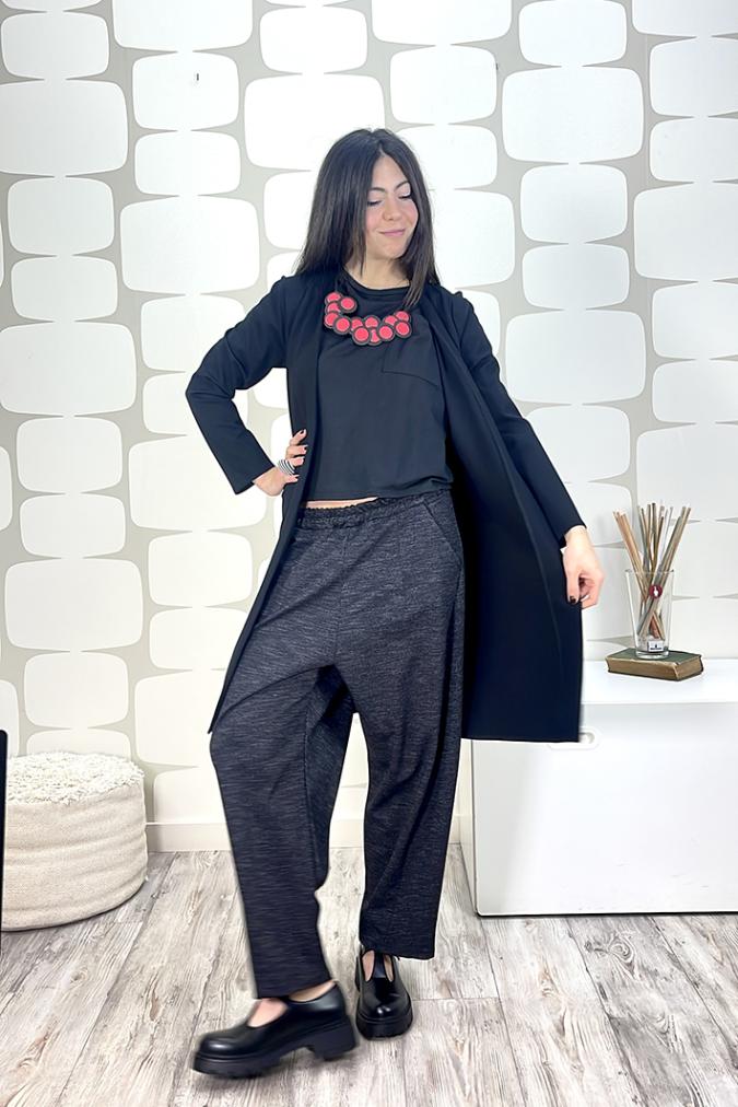 outfit con Soprabito Caroline sartoriale nero, maglia beatrice nera e Pantalone Fox sartoriale