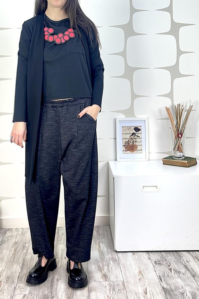 outfit con Soprabito Caroline sartoriale nero, maglia beatrice nera e Pantalone Fox sartoriale