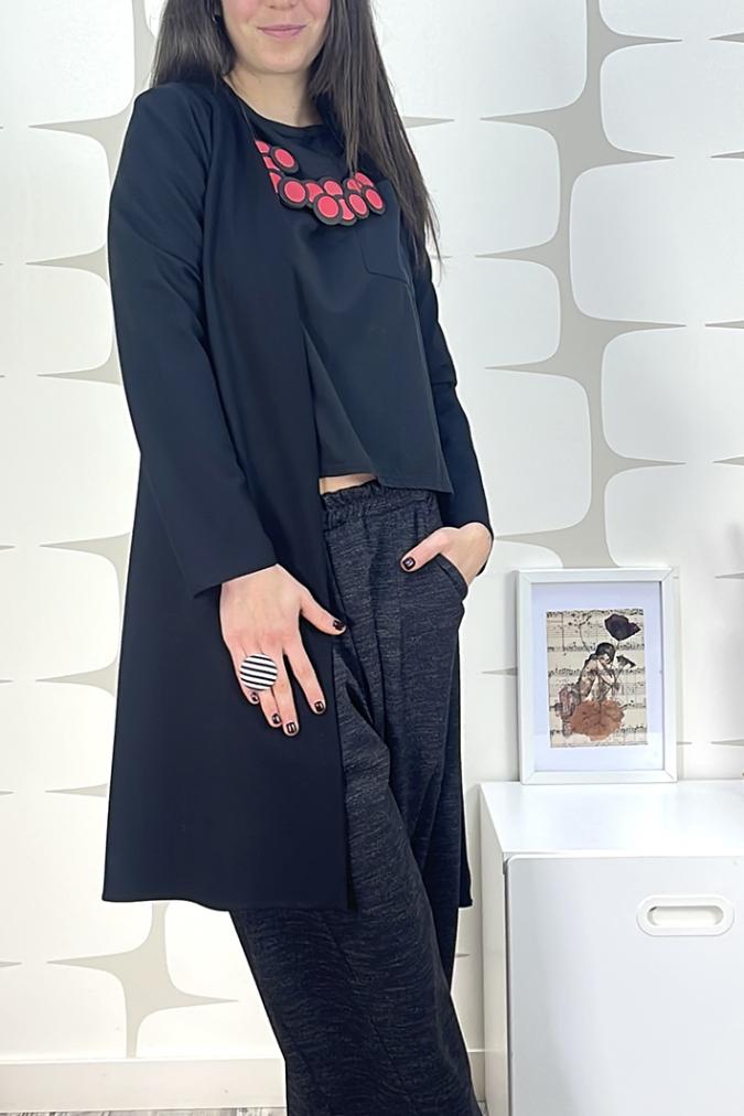 outfit con Soprabito Caroline sartoriale nero, maglia beatrice nera e Pantalone Fox sartoriale