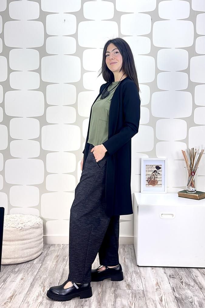 outfit con Soprabito Caroline sartoriale nero, maglia beatrice verde e Pantalone Fox sartoriale