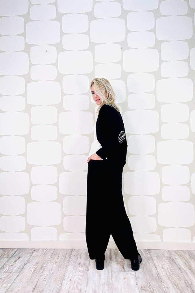 Outfit con giacca sartoriale modello grace patch nero e pantalone delon nero