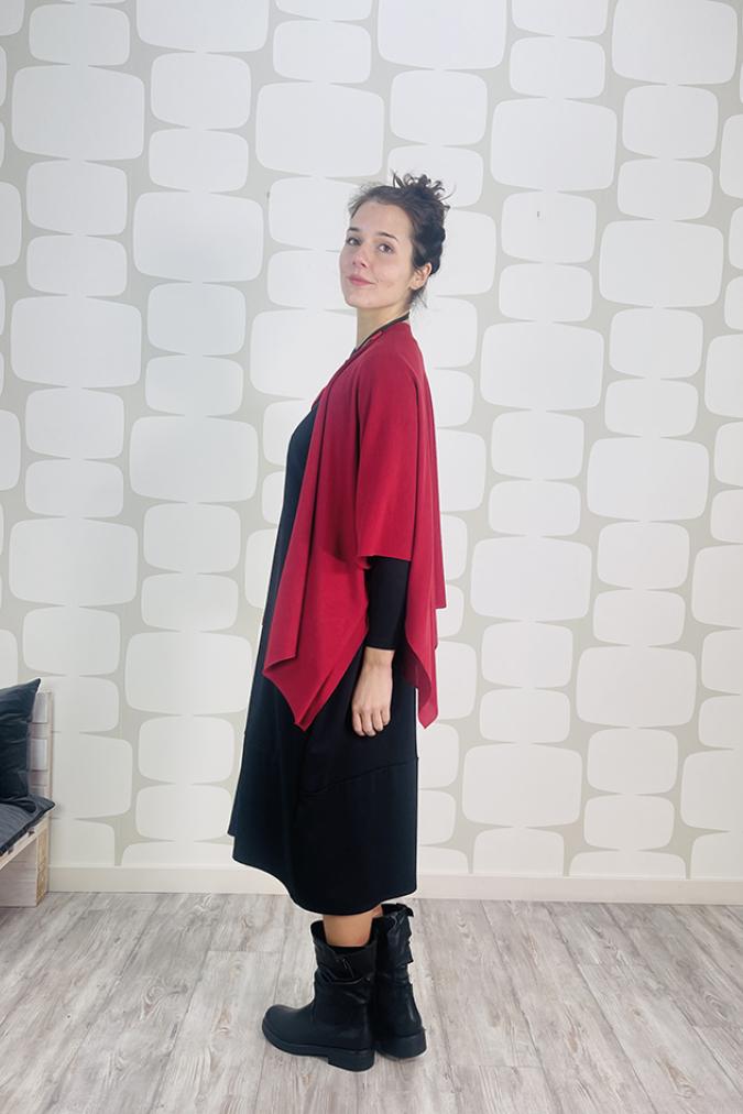 Outfit con Abito Japan sartoriale nero e cardigan classeur sartoriale rosso scuro