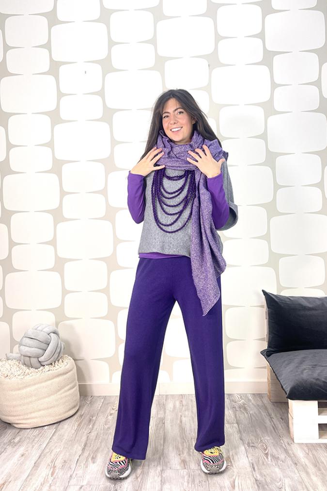 Outfit con Maglia Adrienne grigia, Pantalone Malloy viola, collana lara viola e sciarpa bucket