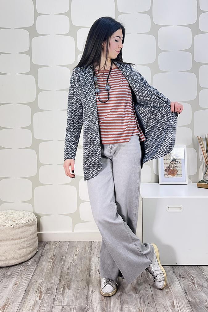 outfit con Giacca Origami sartoriale, maglia oba a righe grigie e coccio e Jeans Pilar